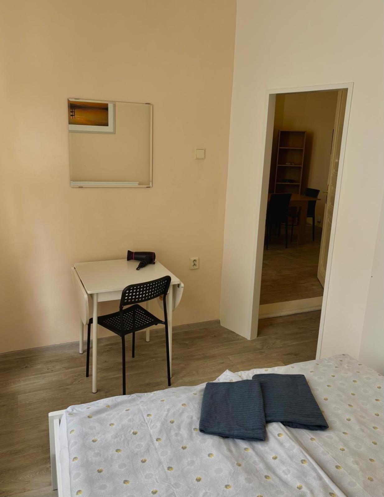 Big In The Center Apartment